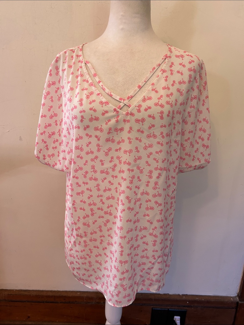 C Women’s Pink Bicycle Print V-Neck short sleeve blouse Size L EUC